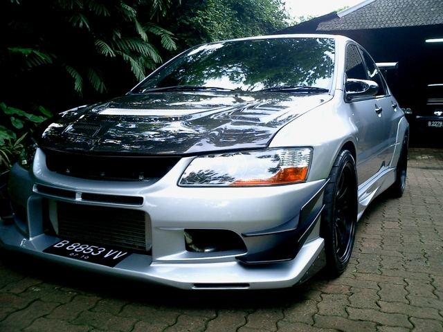 2005 Mitsubishi Lancer Evolution photo