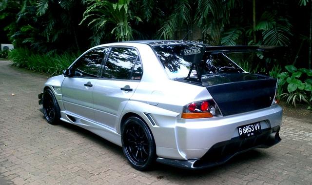 2005 Mitsubishi Lancer Evolution photo