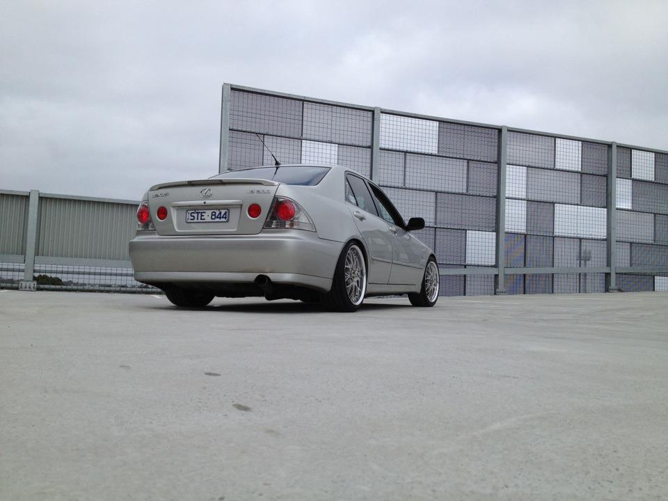 2001 Lexus IS 300 photo