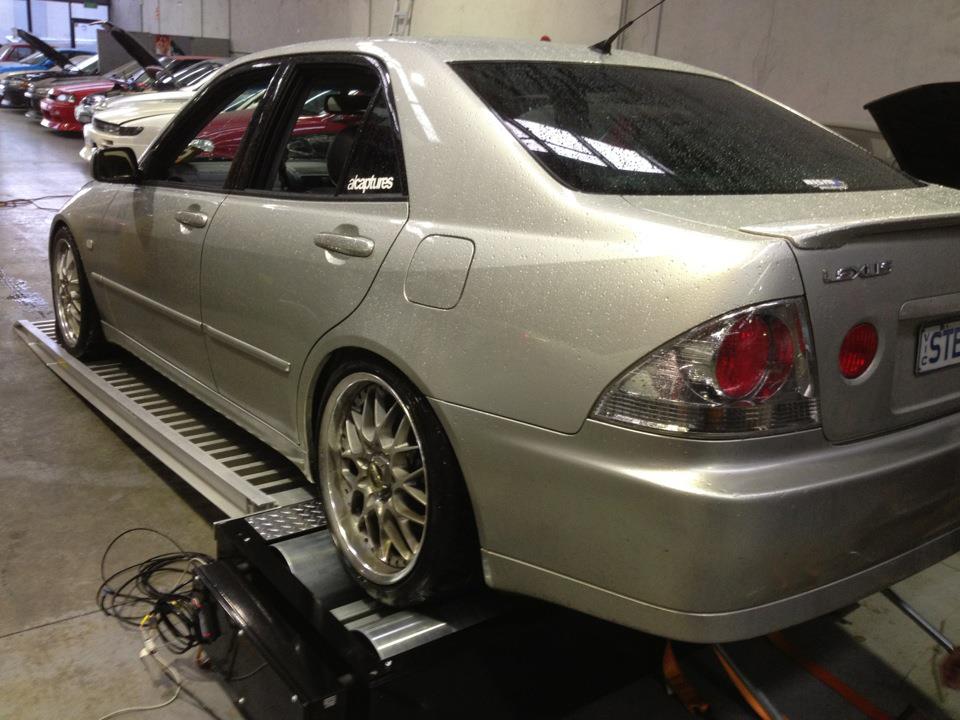 2001 Lexus IS 300 photo