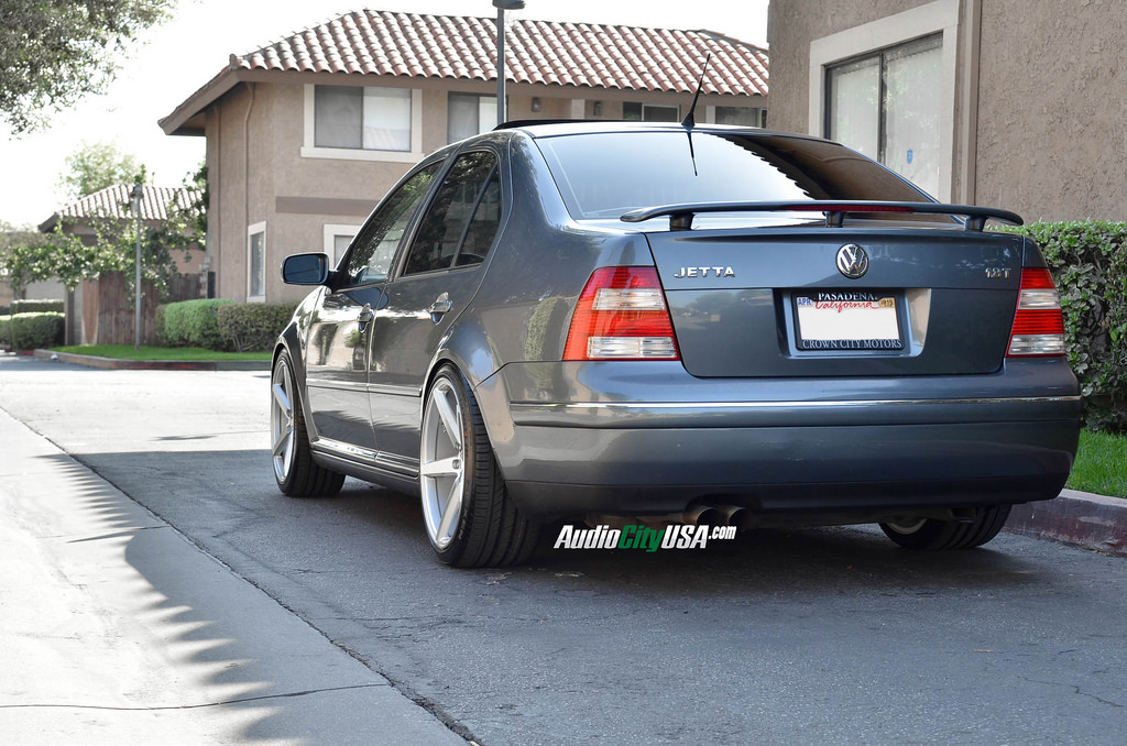 2004 Volkswagen Jetta photo
