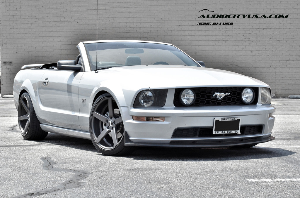 2005 Ford Mustang photo
