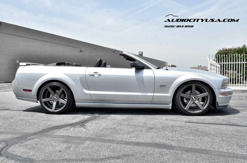 2005 Ford Mustang photo