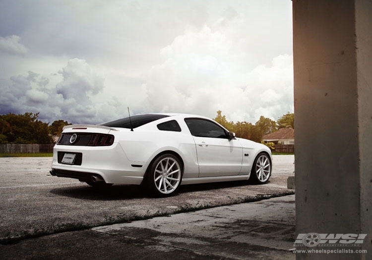 2013 Ford Mustang photo