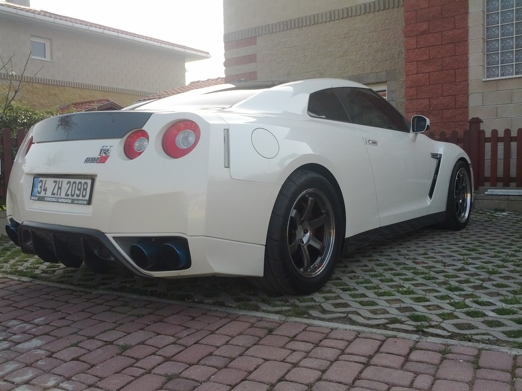 2015 Nissan GT-R photo