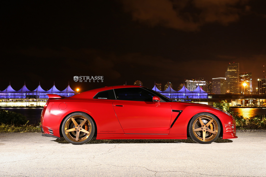 2015 Nissan GT-R photo