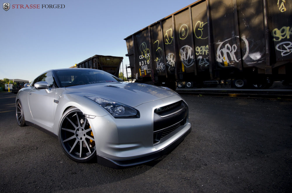 2015 Nissan GT-R photo