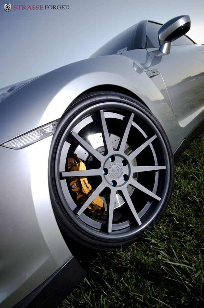 2015 Nissan GT-R photo