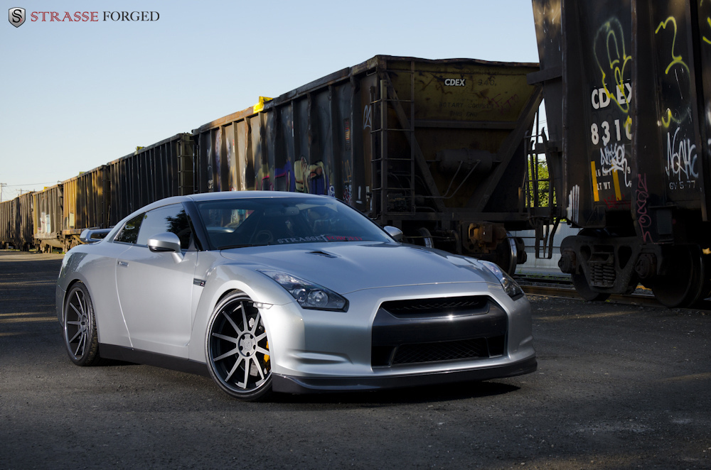 2015 Nissan GT-R photo