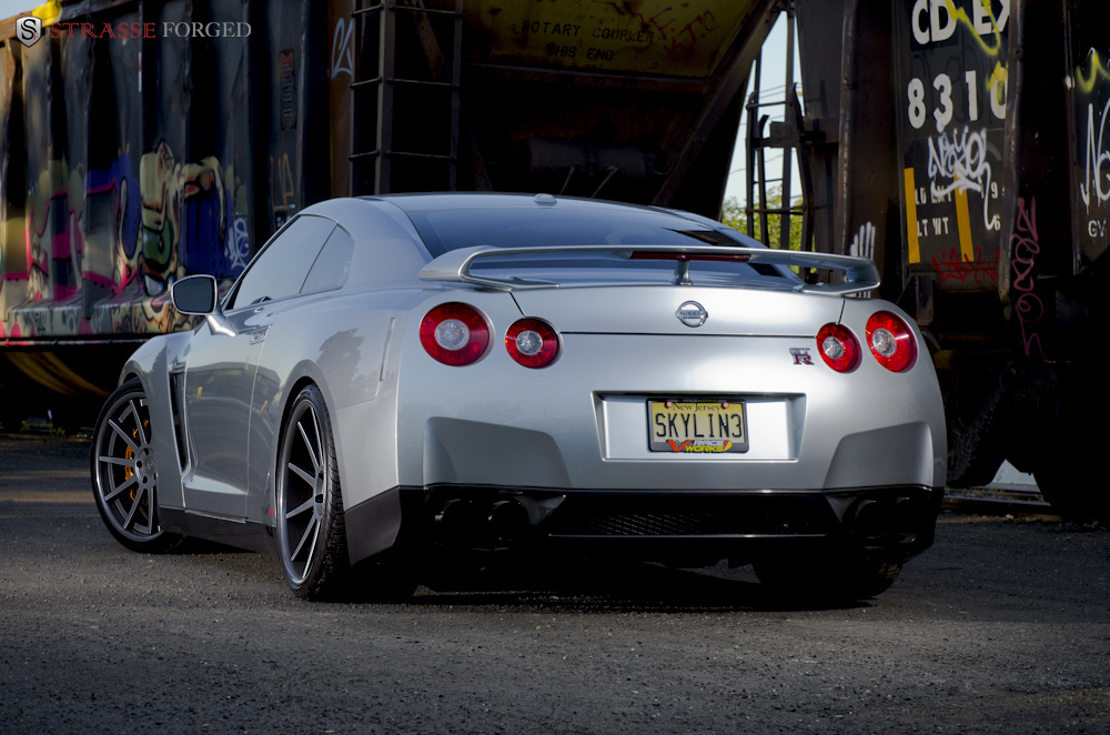 2015 Nissan GT-R photo