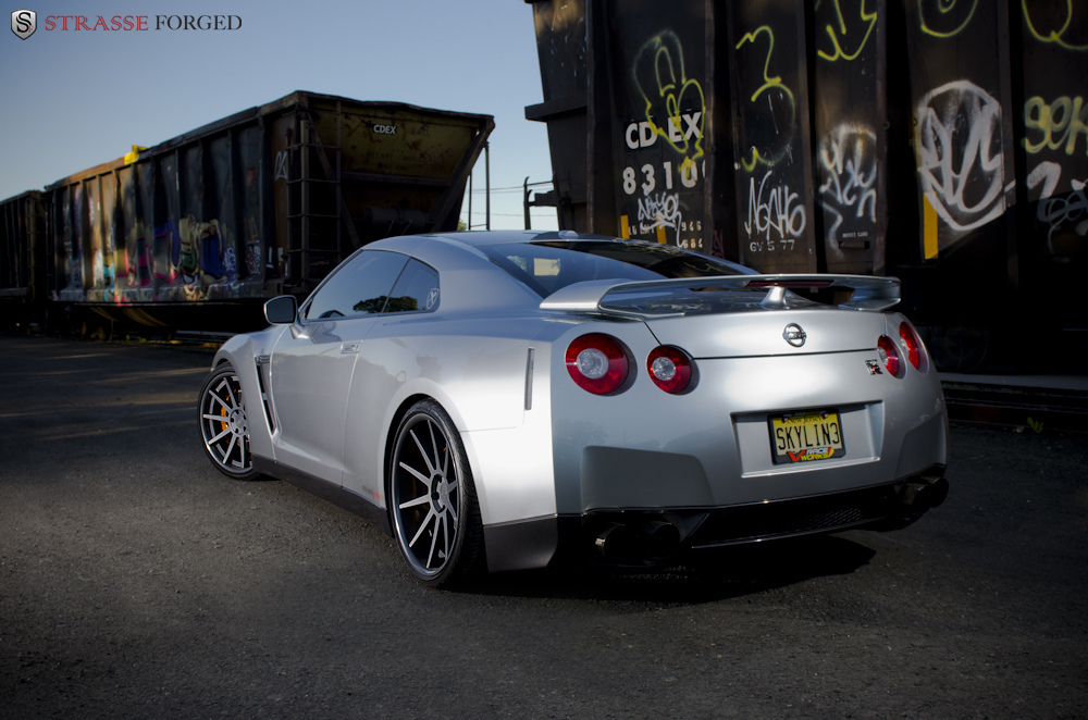 2015 Nissan GT-R photo
