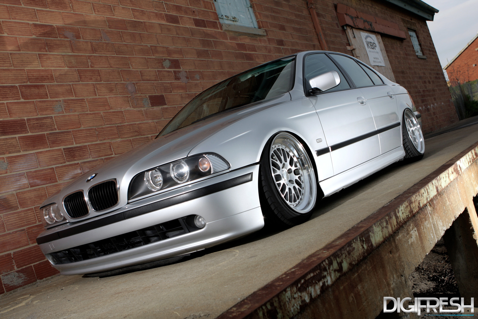 2000 BMW 528 photo
