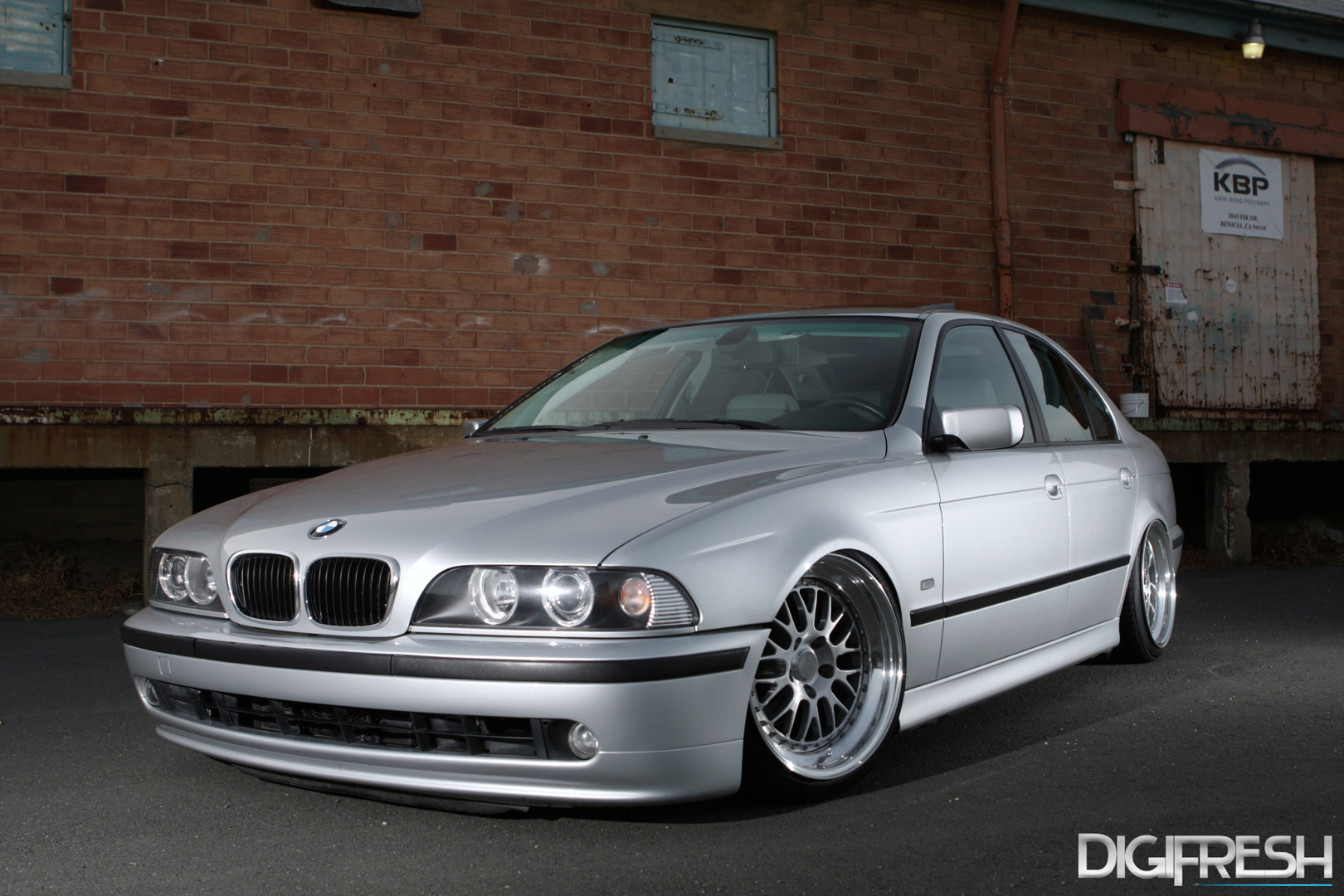 2000 BMW 528 photo