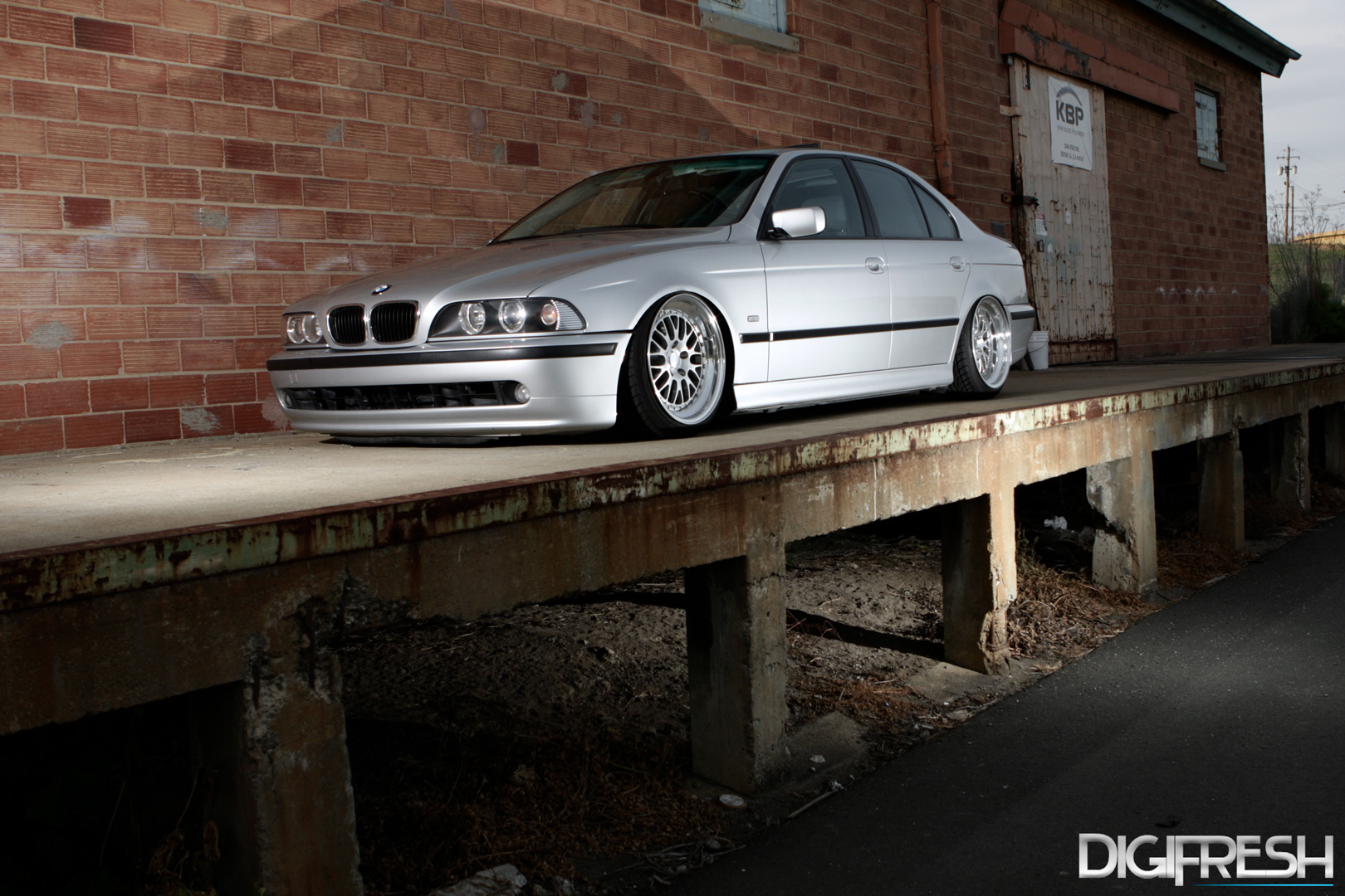 2000 BMW 528 photo