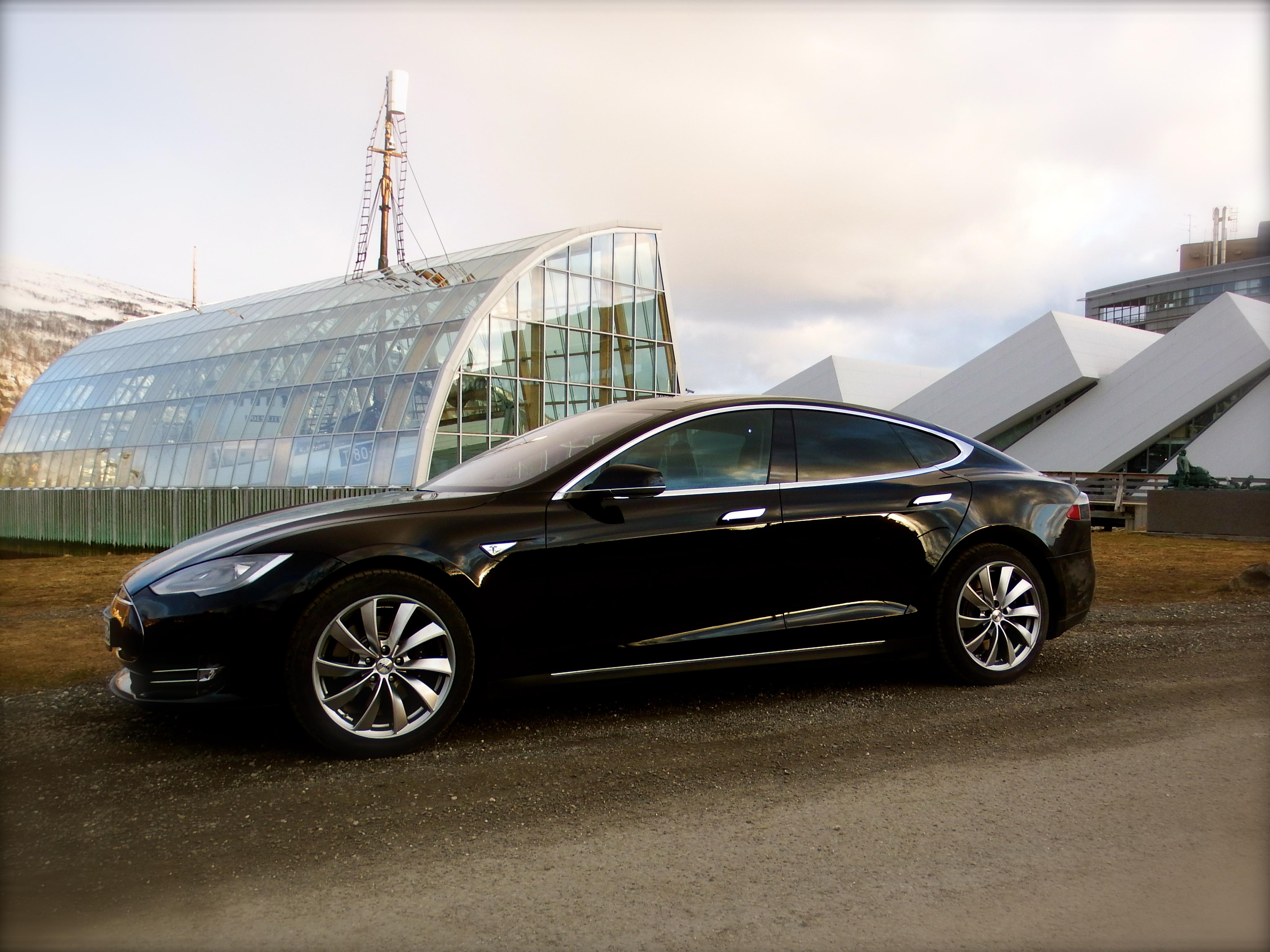 2013 Tesla Model S photo