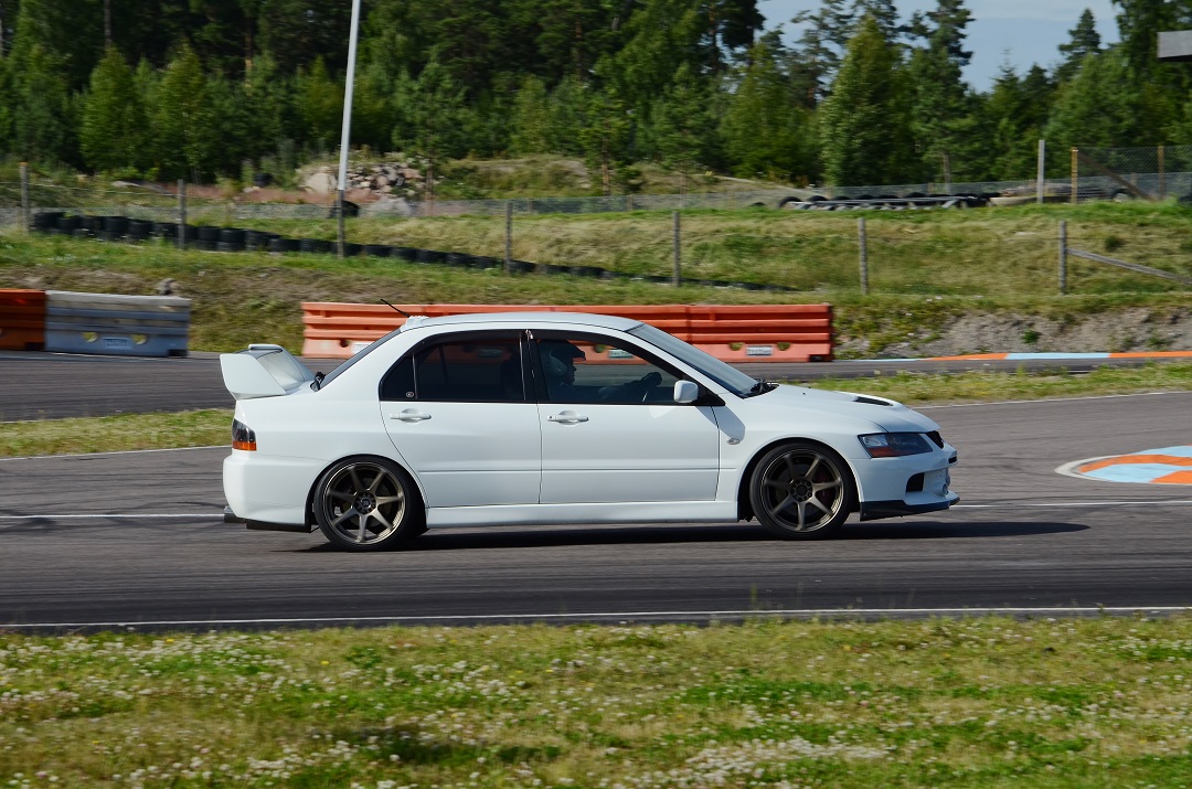 2004 Mitsubishi Lancer Evolution photo