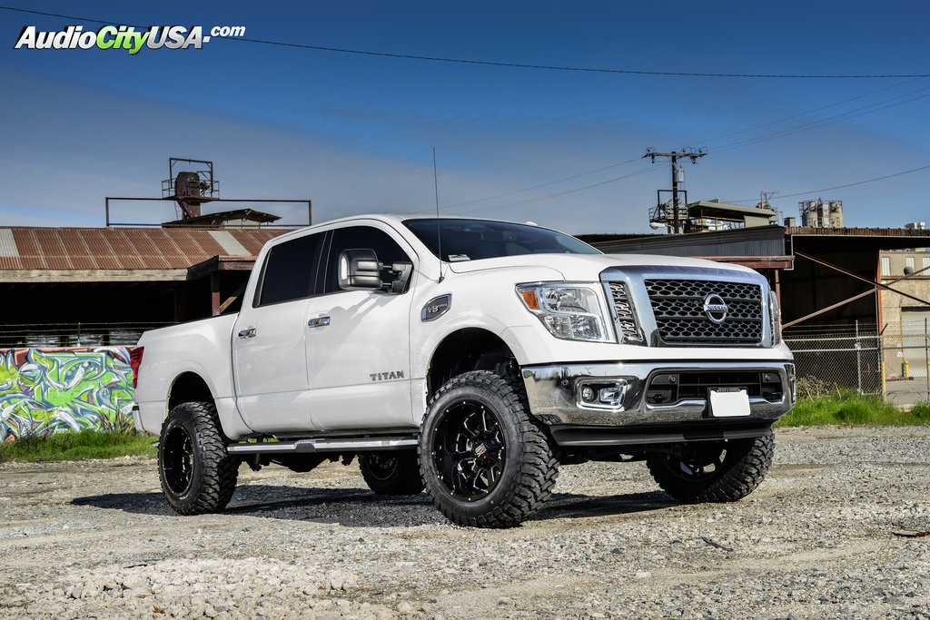 2017 Nissan Titan photo