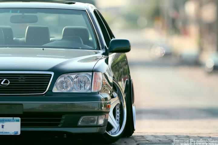 1999 Lexus LS 400 photo