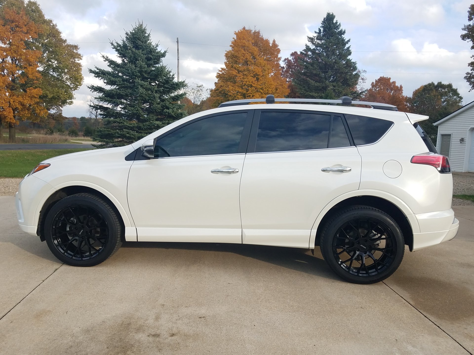2017 Toyota RAV4 photo