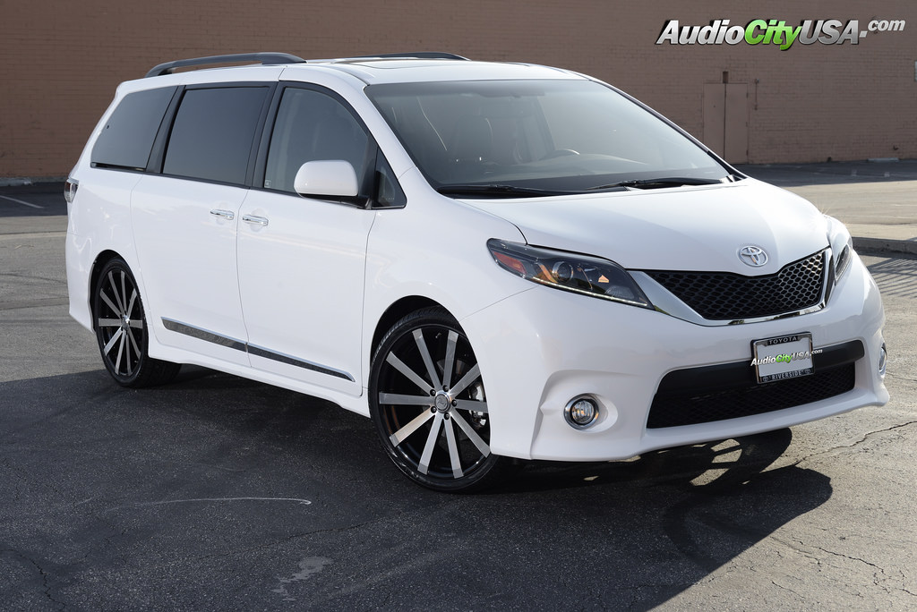 2015 Toyota Sienna photo
