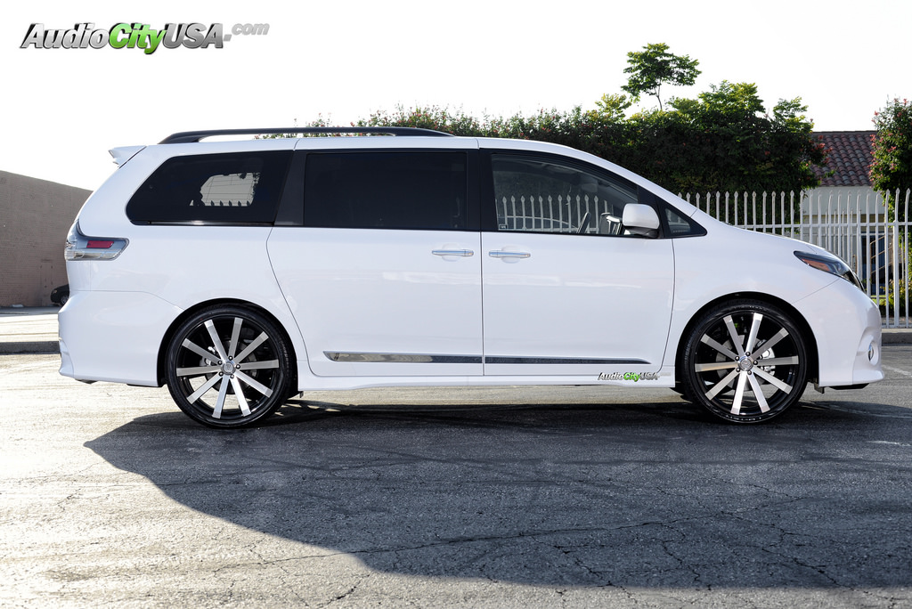 2015 Toyota Sienna photo
