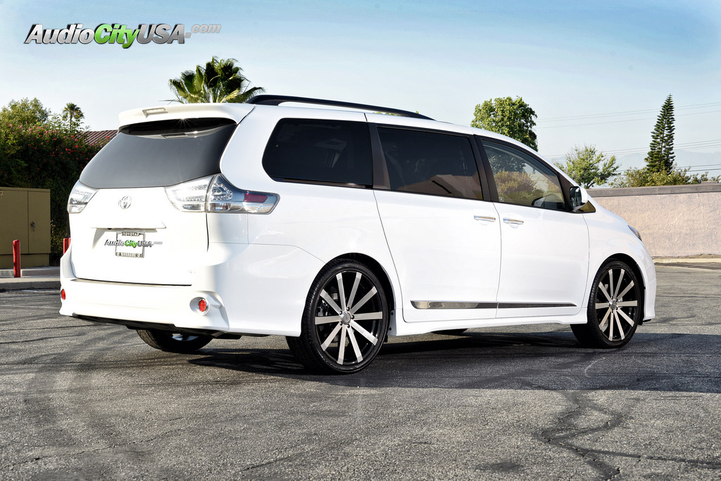 2015 Toyota Sienna photo
