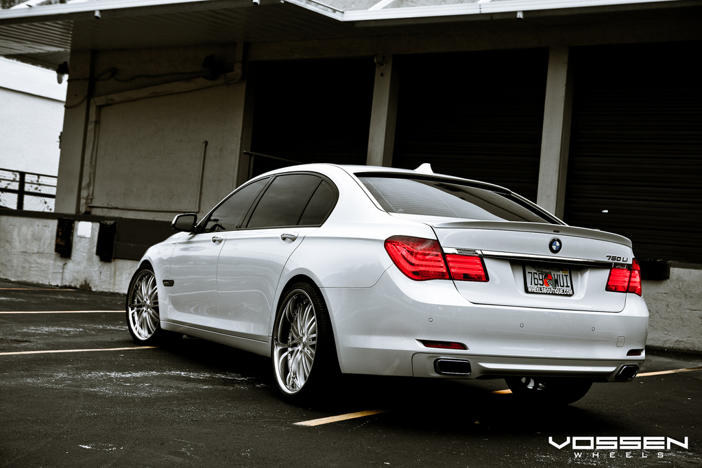 2010 BMW 750 photo