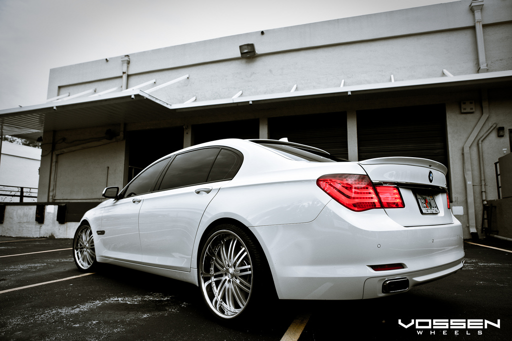 2010 BMW 750 photo