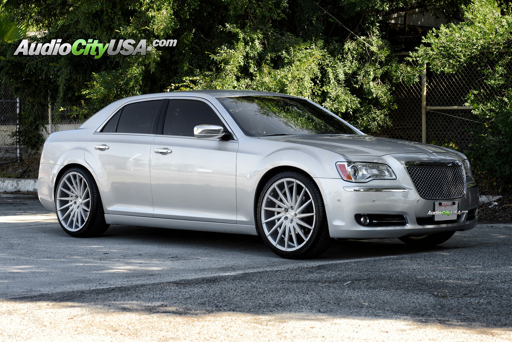 2013 Chrysler 300 photo