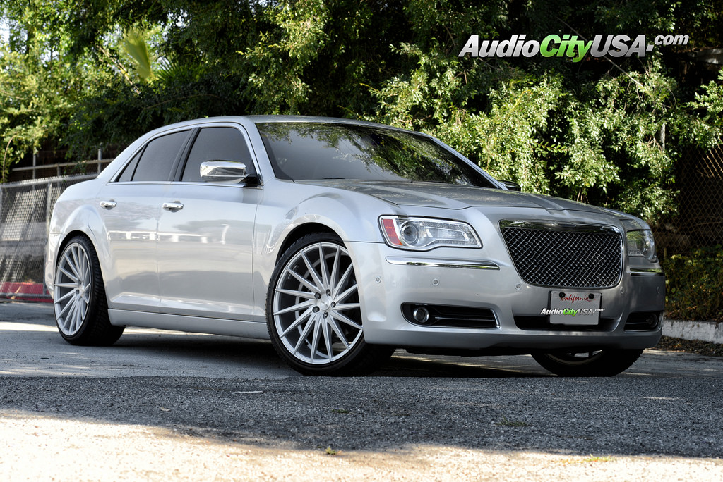 2013 Chrysler 300 photo