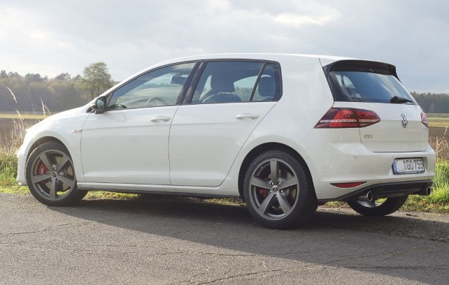 2015 Volkswagen Golf GTI photo