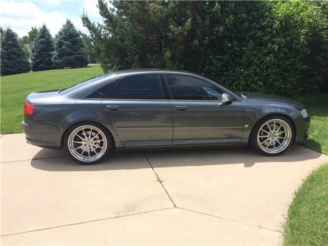 2007 Audi S8 photo