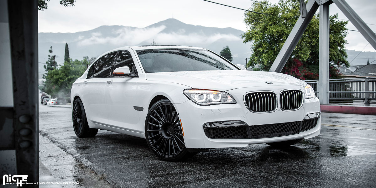 2012 BMW 750 photo