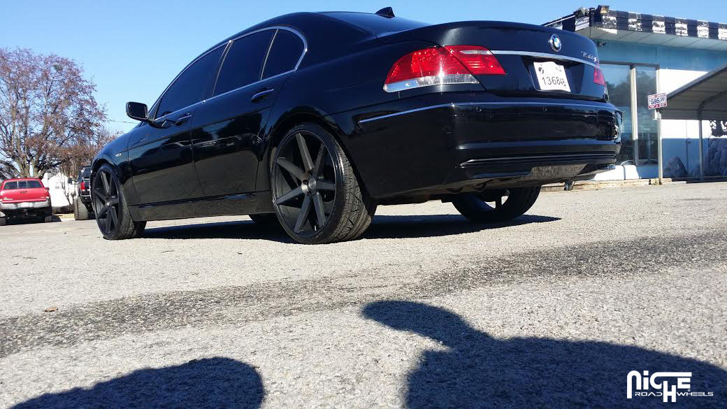 2012 BMW 750 photo