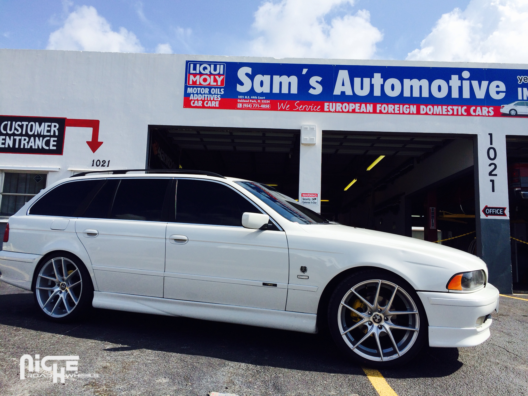 2000 BMW 528 photo