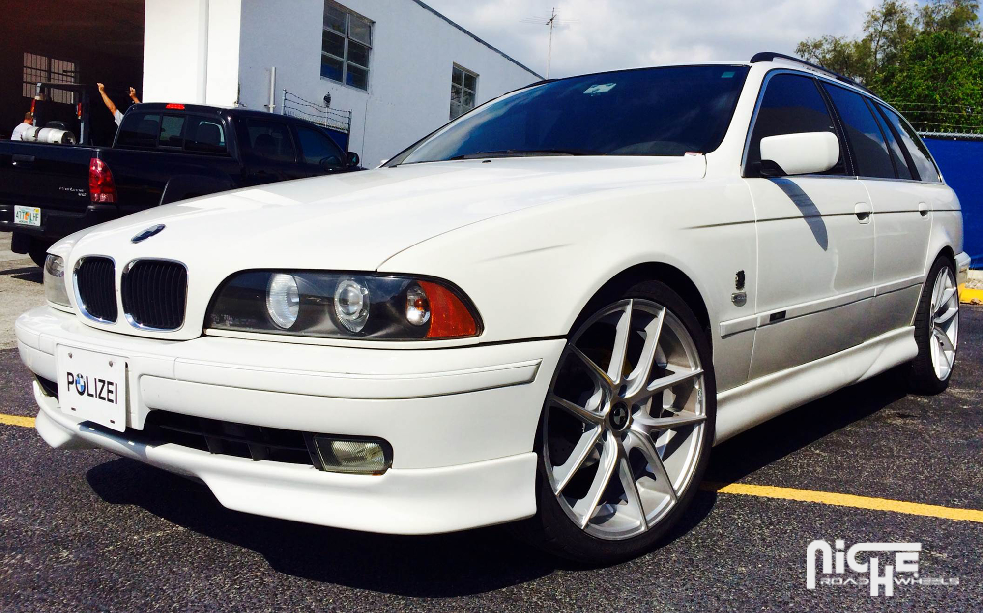 2000 BMW 528 photo