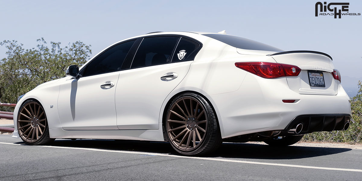 2015 Infiniti Q50 photo