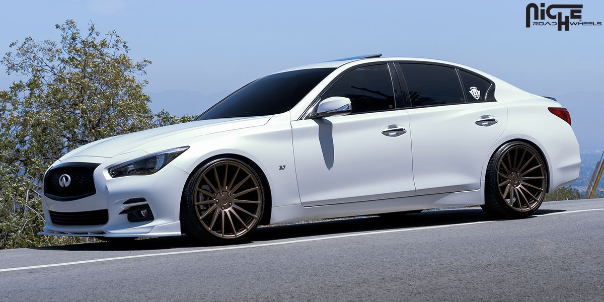 2015 Infiniti Q50 photo