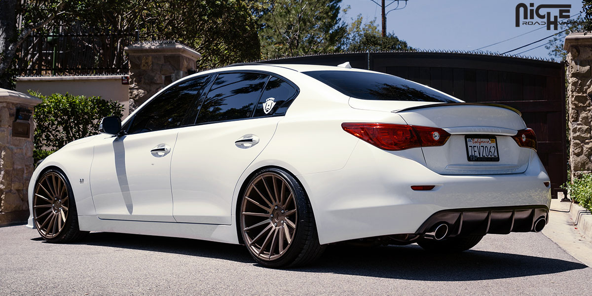 2015 Infiniti Q50 photo