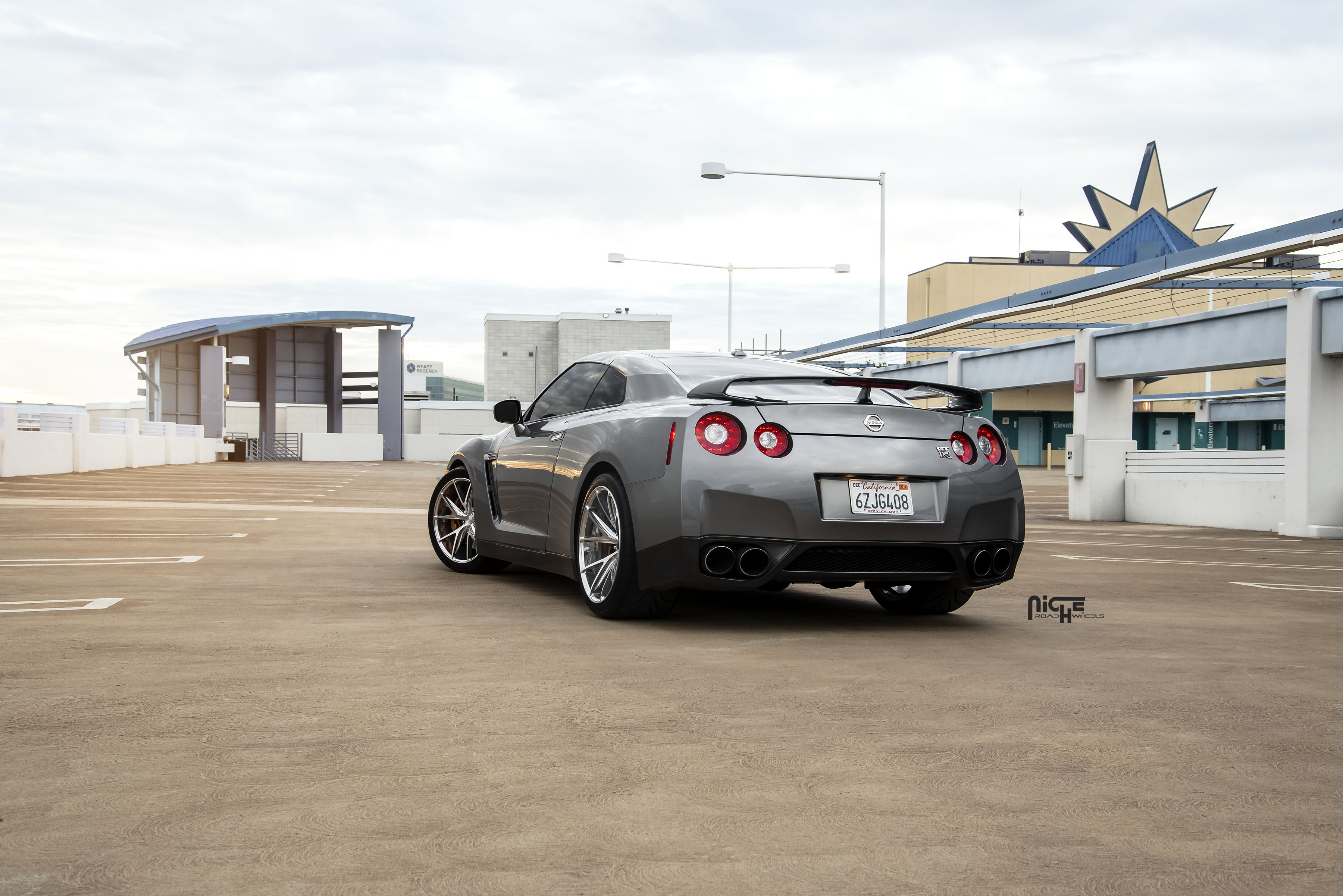 2014 Nissan GT-R photo