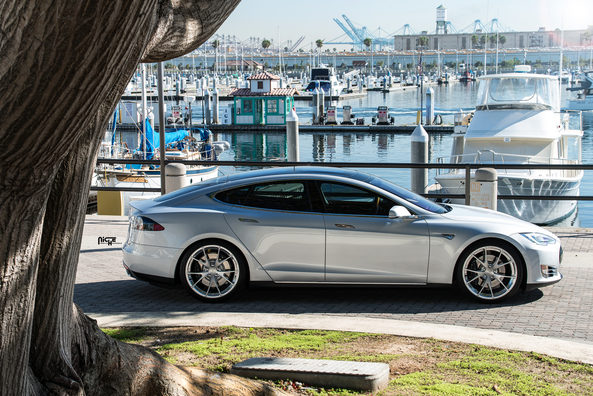 2014 Tesla Model S photo