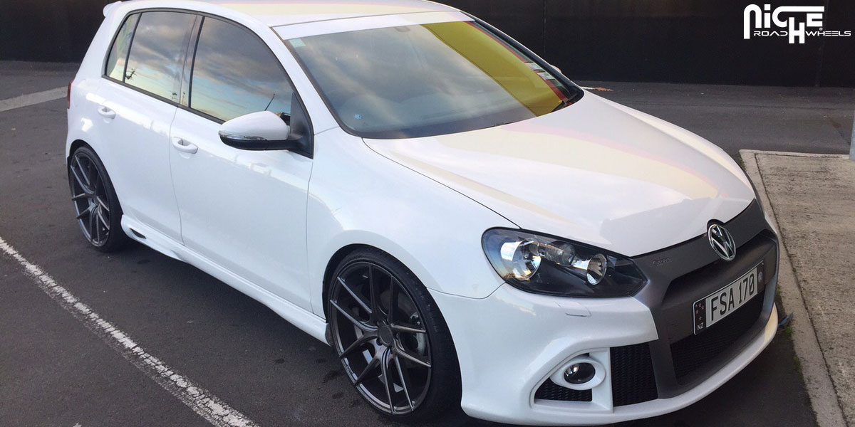 2014 Volkswagen Golf photo