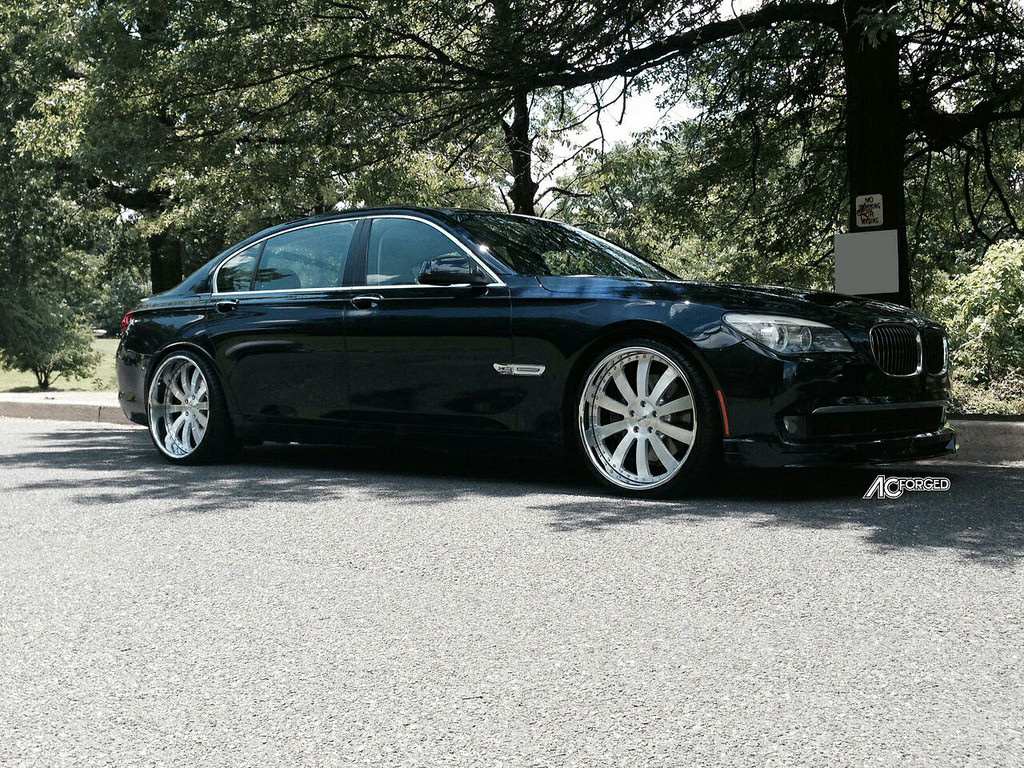 2012 BMW 750 photo