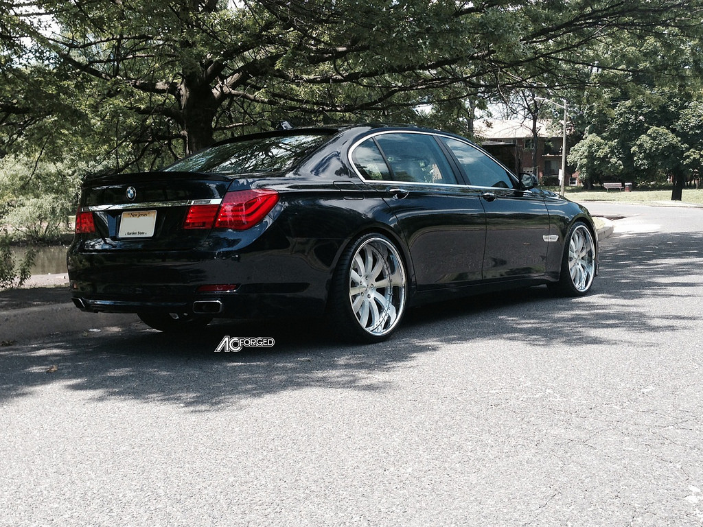 2012 BMW 750 photo