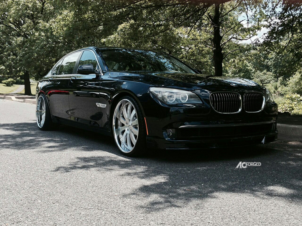 2012 BMW 750 photo