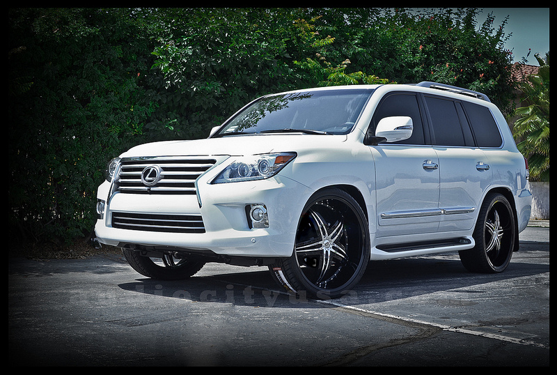 2013 Lexus LX 570 photo