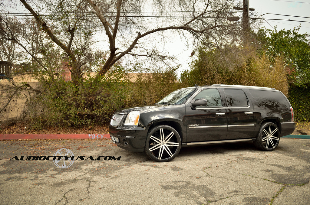 2013 GMC Yukon XL 2500 photo
