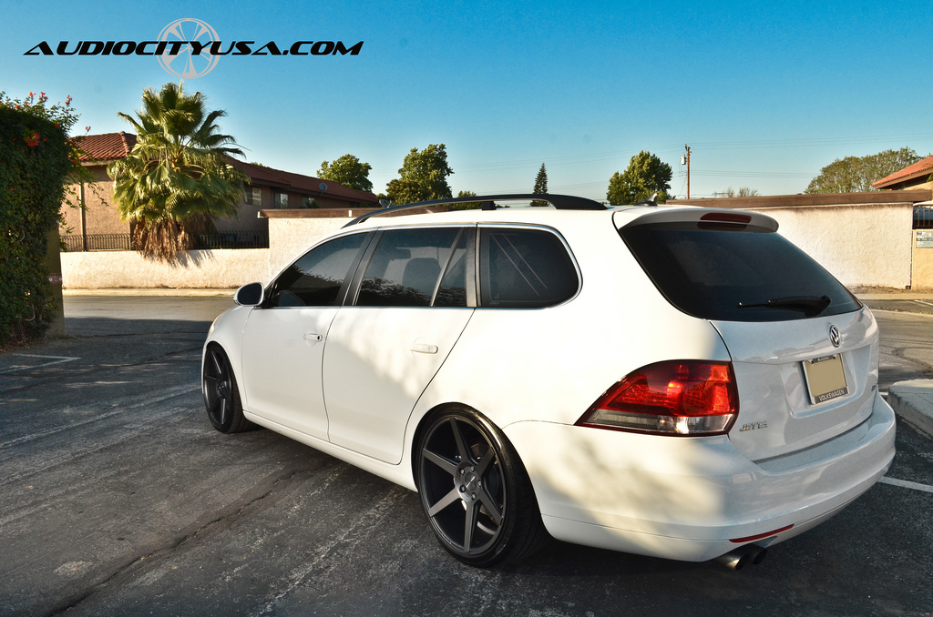 2013 Volkswagen Jetta SportWagen photo