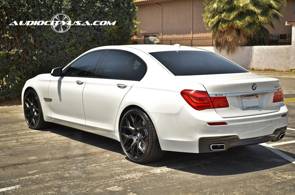 2013 BMW 750 photo