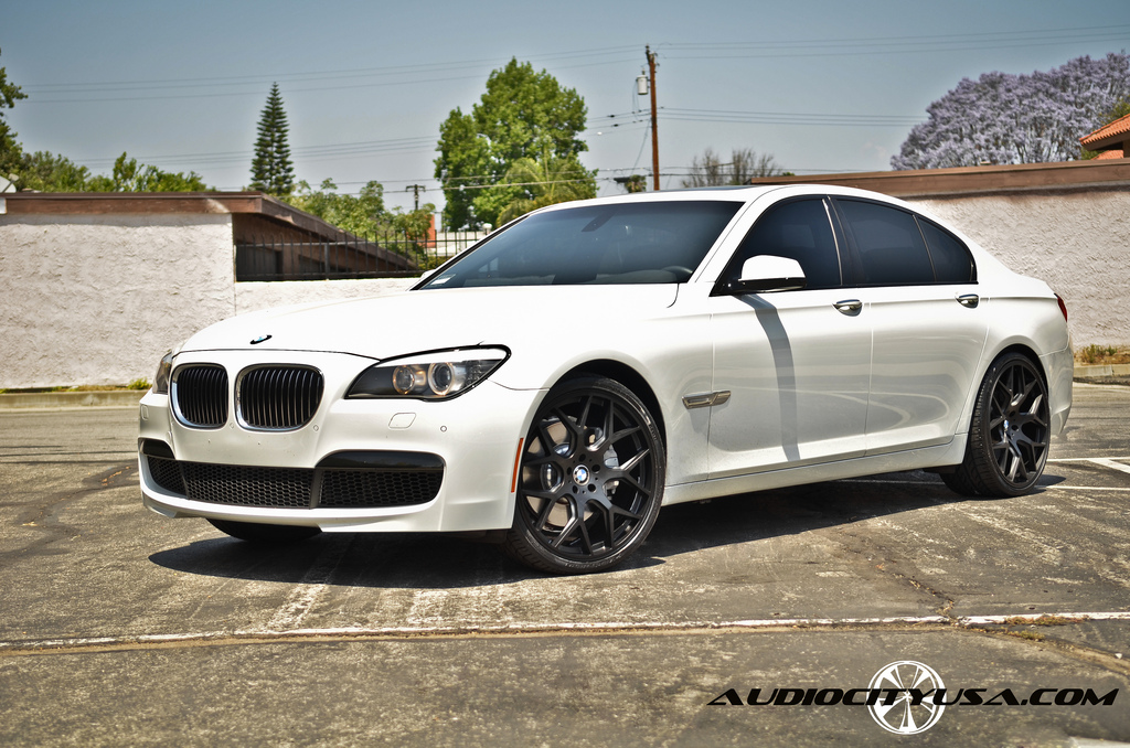 2013 BMW 750 photo